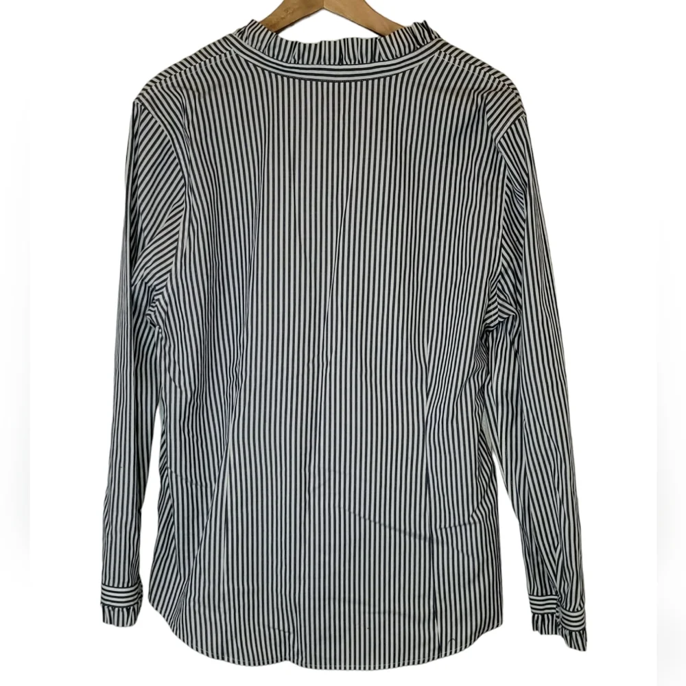 Women's Chico's No Iron Ruffled Top Size 2/XXS - Picture 2 of 6